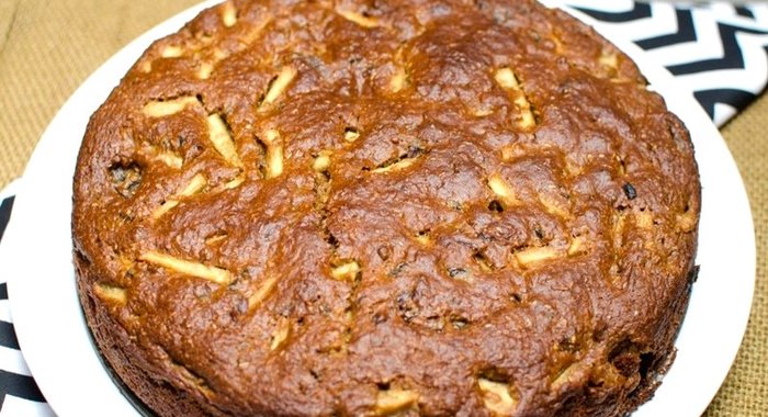 Пирог с яблоками и черносливом