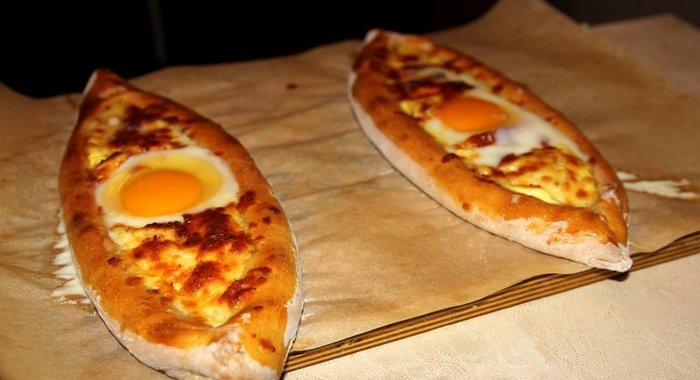 Хачапури по‑аджарски на мацони