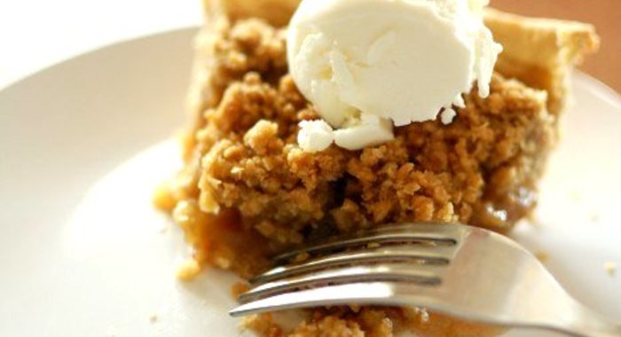 Американский яблочный пирог с ореховым топпингом