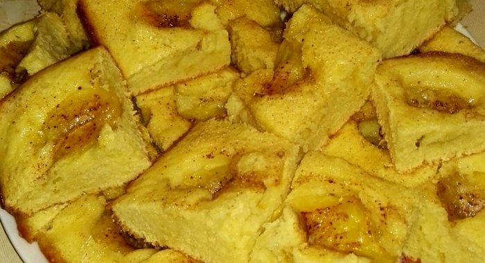 Пирог со сливами и корицей