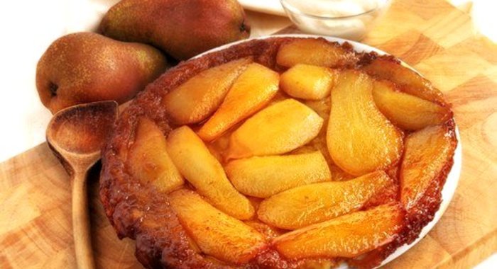 Тонкий грушевый тарт с корицей