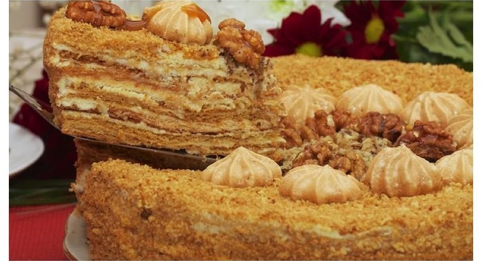 Медовый торт с прослойкой безе