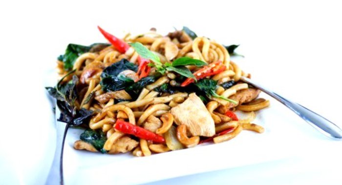 Жареная курица и лапша удон с чили, кориандром и имбирем