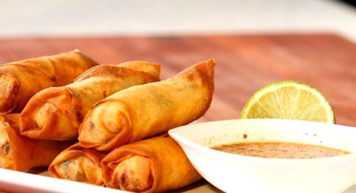 Хрустящие сигары с креветками и кокосовым соусом