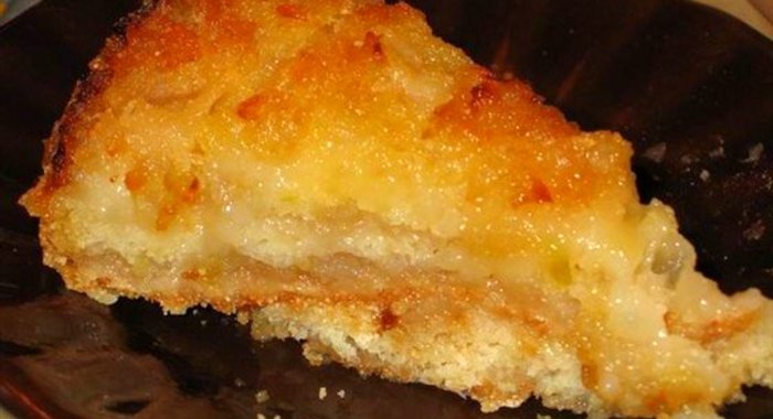 Яблочный манный пирог без яиц