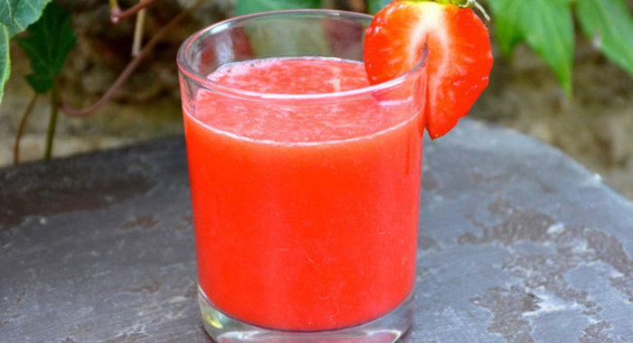 Витаминный сок из ананаса и ягод