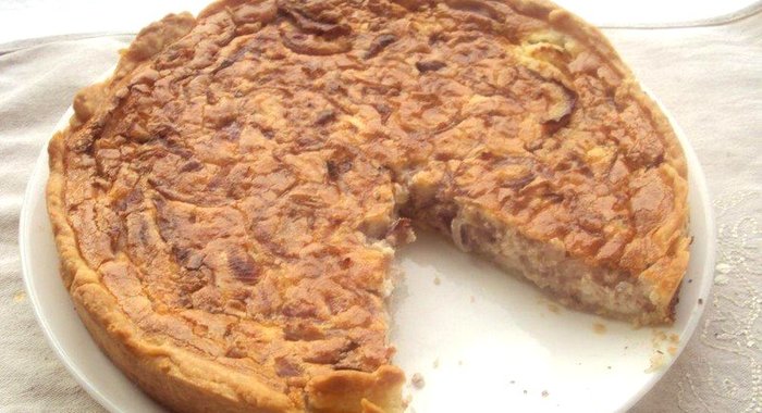 Киш с красным луком и козьим сыром