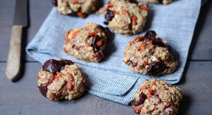 Овсяное печенье с ягодами годжи и вишней