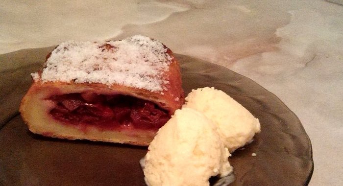 Низкокалорийный штрудель из творожного теста с яблоками и вишней