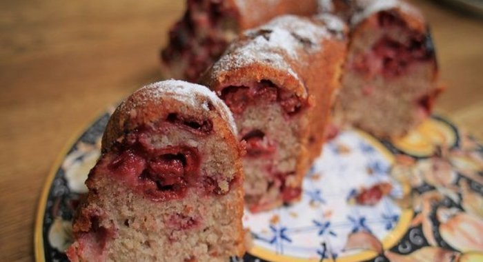 Миндальный пирог с вишней