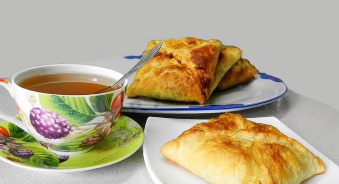 Слоеные конвертики с курицей