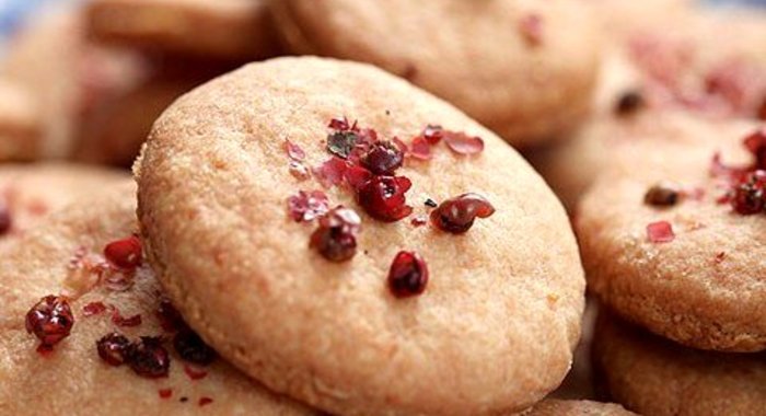 Сырное печенье с розовым перцем