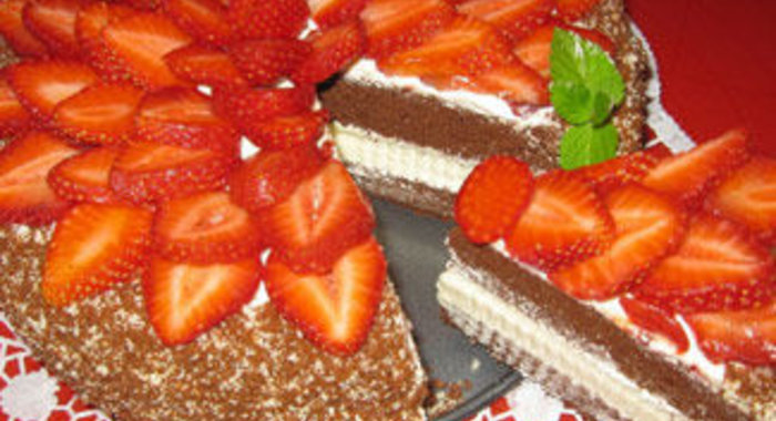 Шоколадно-клубничный торт