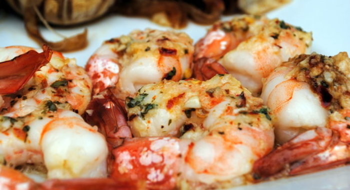 Креветки с черным перцем и карамелизированным луком