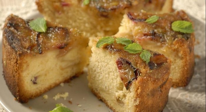 Яблочный пирог со сливами