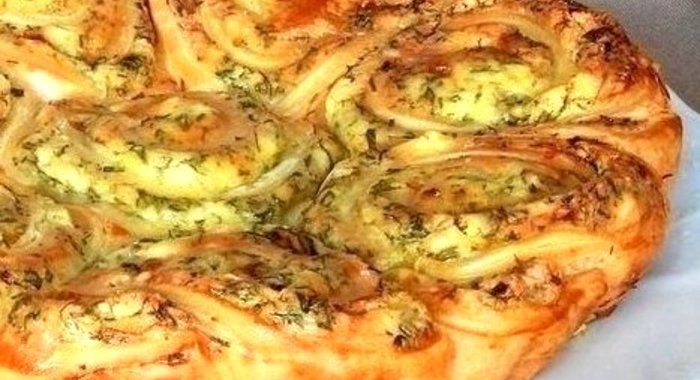 Закусочный пирог из слоеного теста с фетой и зеленью