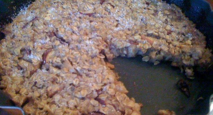 Запеченные хлопья с яблоком и корицей