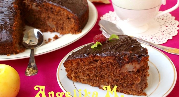 Шоколадно-яблочный пирог с ореховой крошкой и шоколадной глазурью