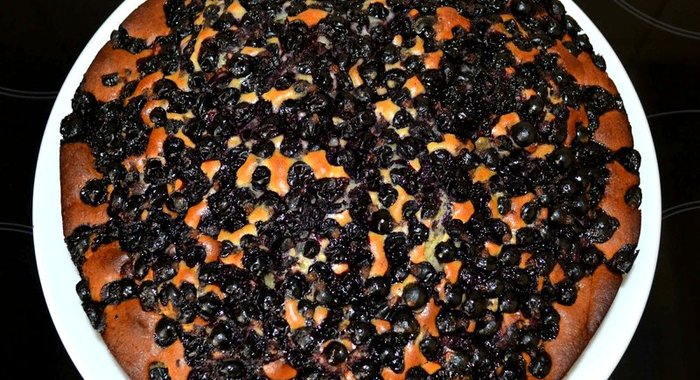 Быстрый пирог с замороженными ягодами