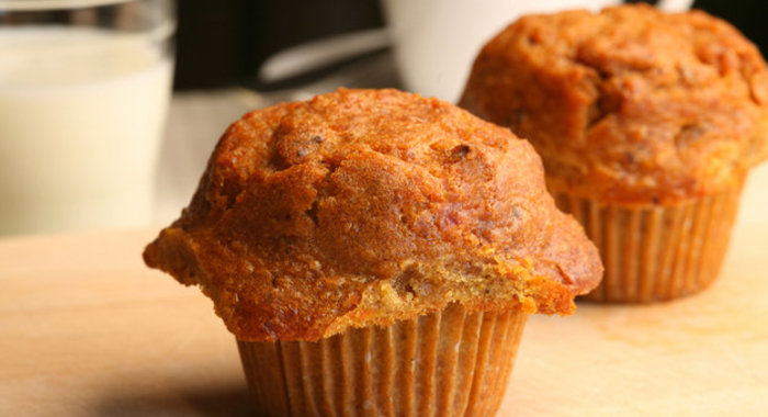 Маффины с клубникой и хурмой