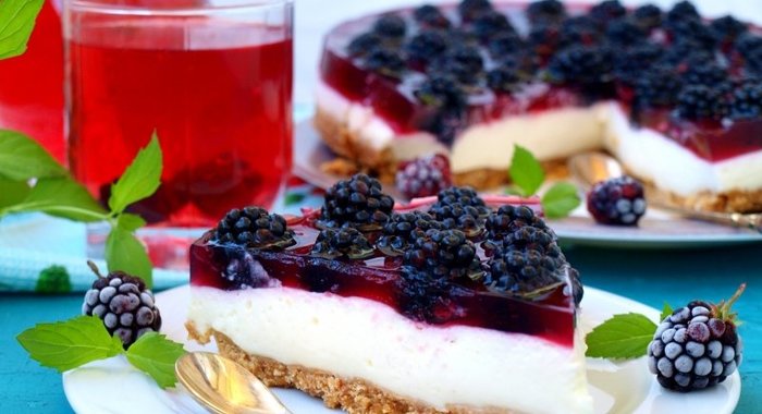 Торт без выпечки с ежевикой в желе и сливками