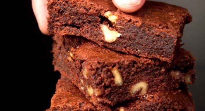 Брауни с фундуком и имбирным маслом