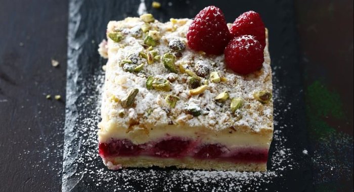 Пирог с творожной начинкой и малиной