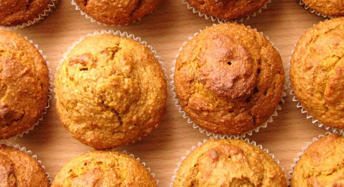 Овсяные маффины с тыквой, орехами и пряностями