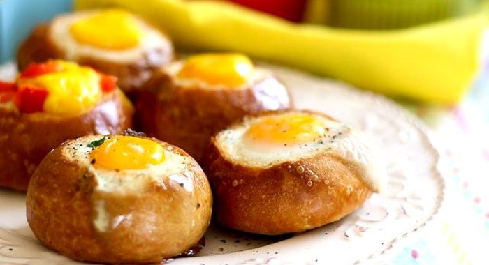 Булочки на завтрак с яйцом и начинкой