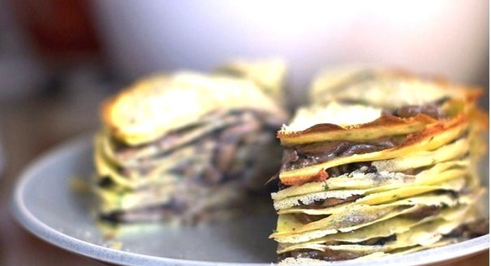 Блинный грибной торт