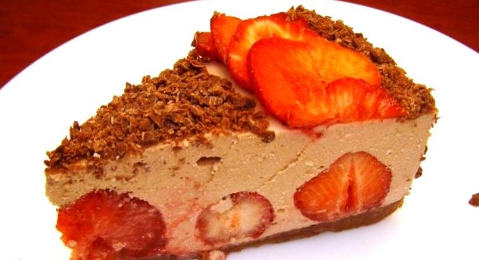 Клубнично-шоколадный торт с творожной прослойкой