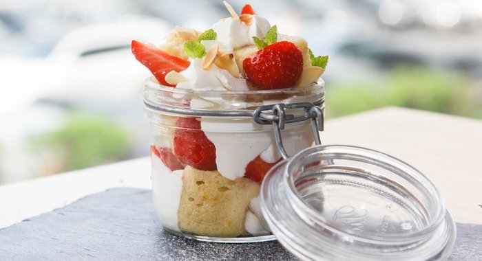 Апельсиновый бисквит с клубникой