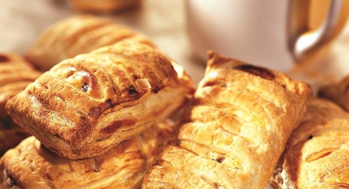 Слоеные пирожки с изюмом и творогом