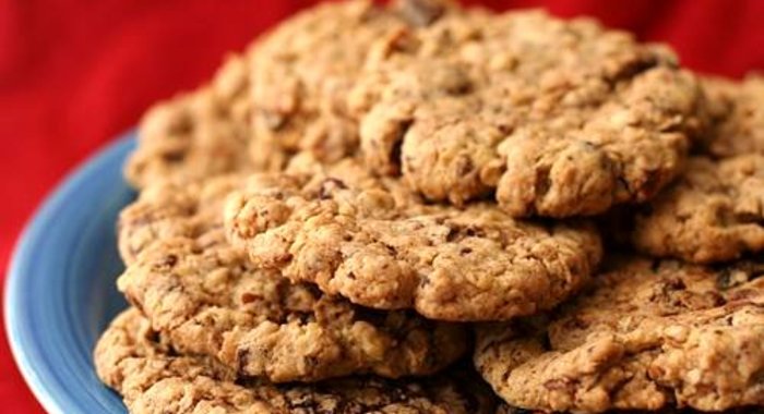 Овсяное печенье с шоколадом, вишней и орехами