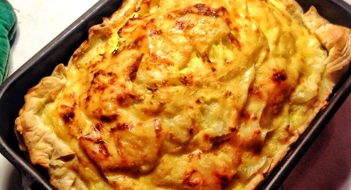 Рыбный пирог из слоеного теста с ананасами