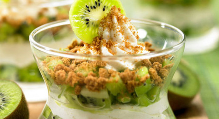 Киви с натуральным йогуртом и печеньем