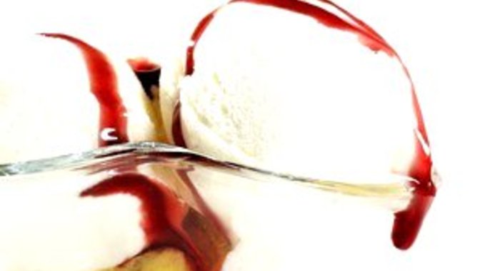 Санди с манго и малиновым соусом