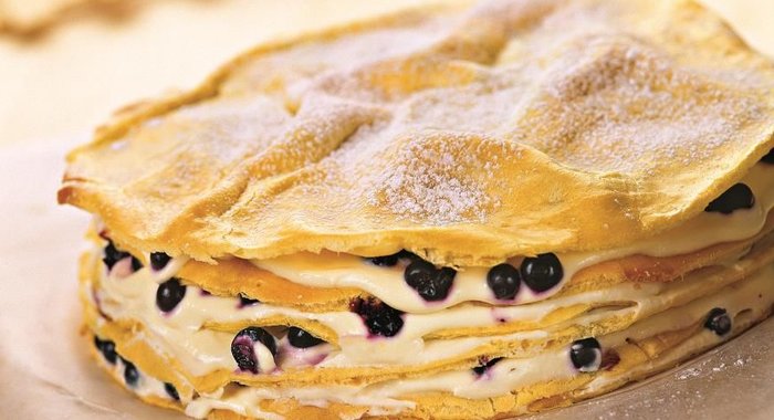 Торт из заварного теста с голубикой