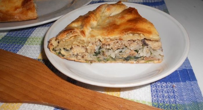 Пирог с рисом, сардинами и крапивой