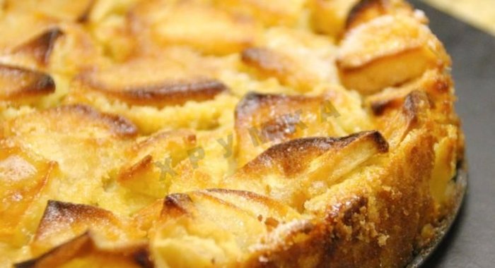 Шарлотка с яблоками корицей и изюмом