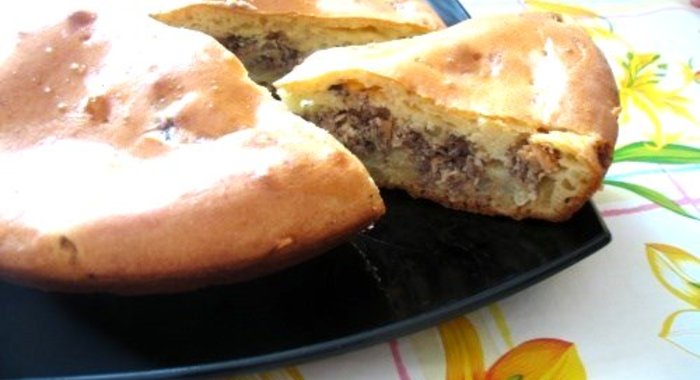 Пирог с рыбными консервами и картофелем на кефире