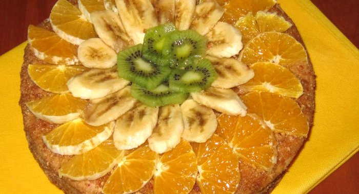 Торт Медовик с фруктами и ягодами