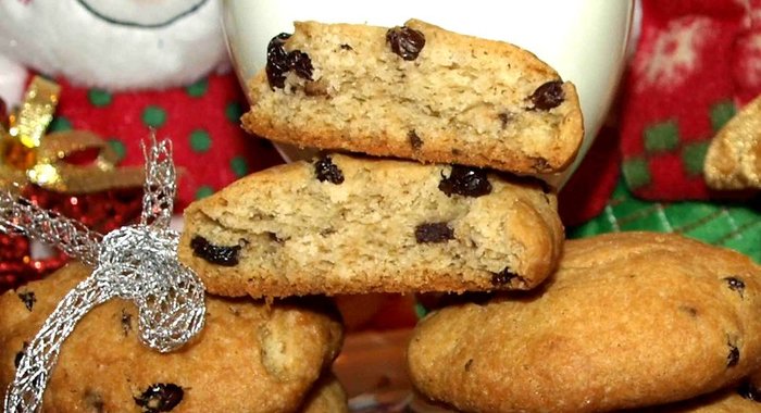 Печенье с шоколадной крошкой и изюмом в коньяке