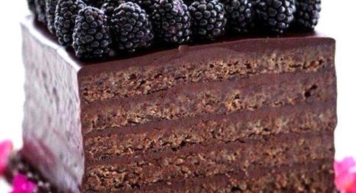 Шоколадно-миндальный торт с ежевикой