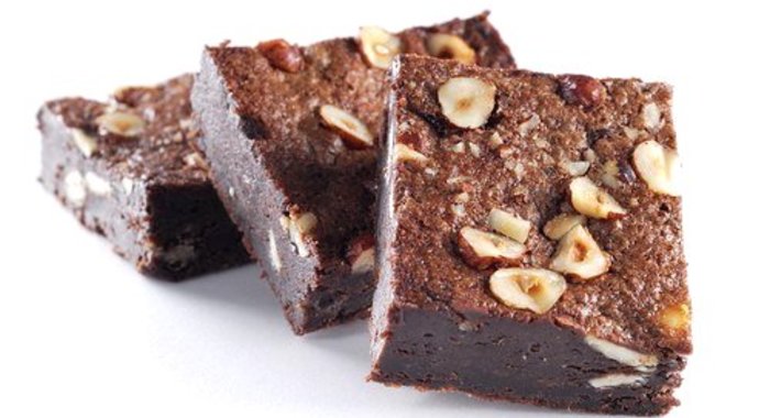 Шоколадный торт с орехами