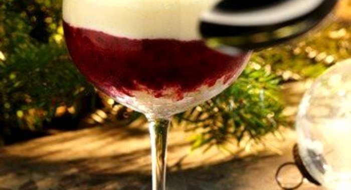 Трайфл с бананами, ягодами и сыром маскарпоне