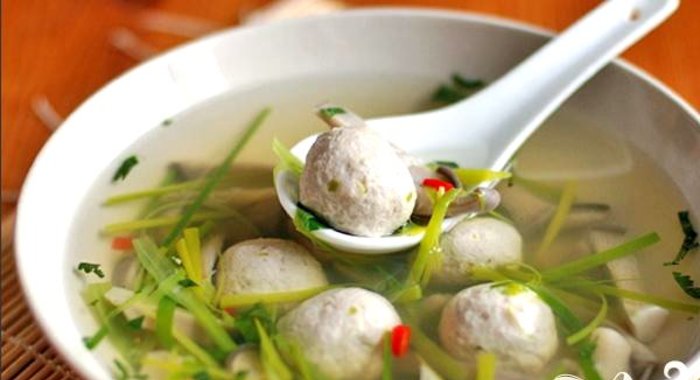 Китайский суп с фрикадельками из мяса и рыбы