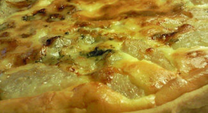 Французский пирог-киш с грушами, Рокфором и ореховым соусом