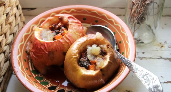 Печеные яблоки с тыквой, изюмом, грецкими орехами и корицей