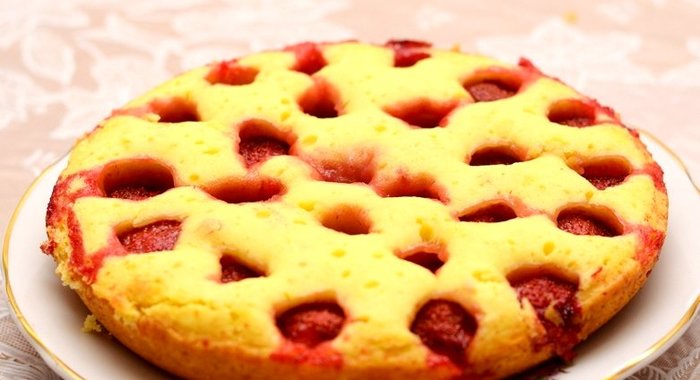 Клубничный торт в мультиварке